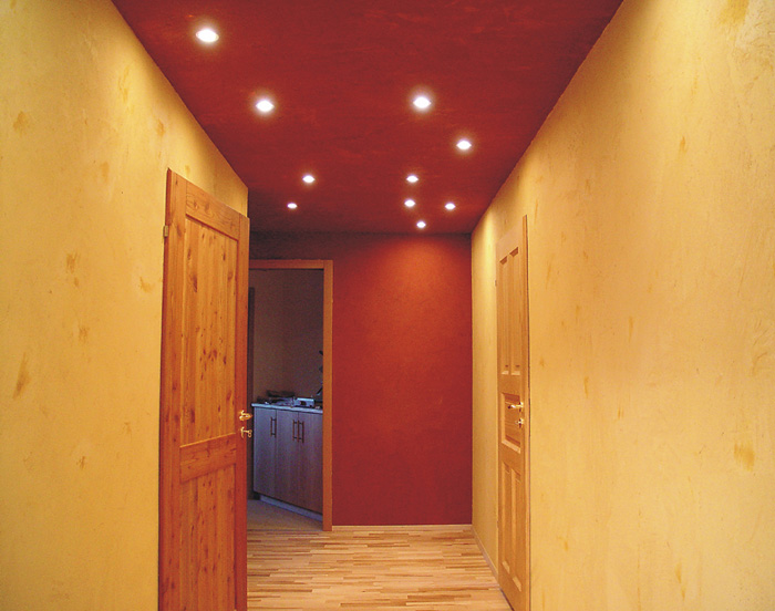 Diese Foto eines mit Naturfarben gemalten Korridors zeigt wie schön das Ergebnis aussehen kann.